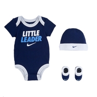 מארז NIKE לתינוק בגד גוף קצר כובע וגרביים כחול 