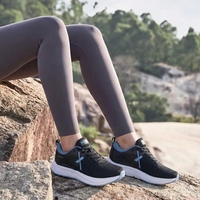 Xelero נשים דגם Steadfast שחור