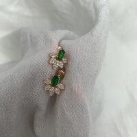 עגילי NOA - כסף 925 בציפוי רוז גולד אבן ירוקה