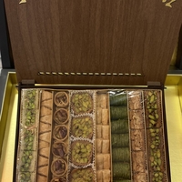 מארז ממתקים עץ עם שם העסק שלכם 1kg 
