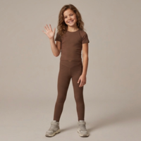 ילדה מחייכת לובשת טייץ אקטיב ארוך דגם איזבל בצבע חום - SENSE