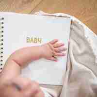 BABY BOOK - מארז ספר השנה הראשונה + קיט טביעת יד/רגל