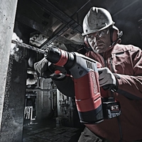 פטישון + 2 סוללות 5 אמפר, מטען ומזוודה MILWAUKEE FUEL M28