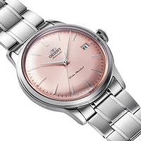 תמונה של שעון יד אוריינט מסדרת Orient Bambino, דגם RA-AC0M11Y30B. השעון בעיצוב וינטג' קלאסי, עם קופסה עגולה מפלדת אל-חלד כסופה ולוח מחוגים בגוון זהב-שמפניה. מחוגים דקים וסמנים בגוון זהב משלימים את המראה היוקרתי, לצד רצועת מתכת איכותית