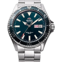 תמונה של שעון יד אוריינט מסדרת Diver. השעון עשוי פלדת אל-חלד כסופה עם לוח מחוגים בצבע ירוק, מחוגים זוהרים ותצוגת תאריך ויום. עמידות במים עד לעומק של 200 מטר, מתאים לצלילה וספורט ימי.