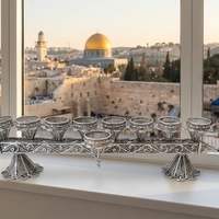 חנוכיית כסף טהור דגם פס | חנוכיית פיליגרין בעיצוב מסורתי ויוקרתי על אדן חלון ירושלמי