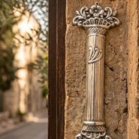 מזוזה מהודרת בעבודת יד מכסף טהור על משקוף דלת