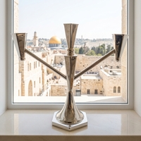 קנדלברה כסף טהור דגם משושה 3 קנים | פמוט שלושה קנים בעיצוב גאומטרי על אדן חלון ירושלמי