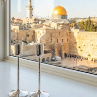 פמוטים בעיצוב מודרני בעבודת יד מכסף טהור 925 על אדן חלון ירושלמי