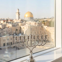 חנוכיה בעיצוב מסורתי מרשים מכסף טהור 925 עבודת יד תוצרת הארץ על אדן חלון ירושלמי