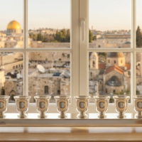 חנוכיה איכותית, שטוחה ומיוחדת בעבודת יד מכסף טהור על אדן חלון ירושלמי