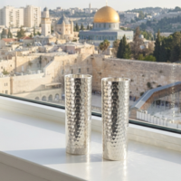 פמוטים מעוצבים בבלעדיות מכסף טהור 925 עבודת יד, על אדן חלון ירושלמי