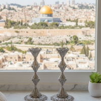 פמוטים כסף טהור דגם יהלומים | פמוטי שבת בעבודת פיליגרן מסורתית על אדן חלון ירושלמי