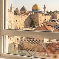 חנוכיה מעוצבת מכסף טהור 925 עבודת יד תוצרת הארץ על אדן חלון ירושלמי