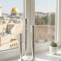 קנדלברה מודרנית בעיצוב אישי מכסף טהור 925 עבודת יד על אדן חלון ירושלמי