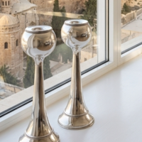 פמוטים בעיצוב בלעדי וייחודי מכסף טהור 925 עבודת  יד , על אדן חלון ירושלמי