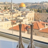 פמוטים מכסף טהור דגם איביזה – זוג פמוטי שבת בעיצוב פיסולי על אדן חלון ירושלמי