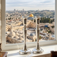 פמוטים מכסף טהור דגם מסורתי פטיש על אדן חלון ירושלמי