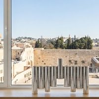 חנוכייה דגם מדורג | חנוכיית כסף טהור בעיצוב בלעדי ומודרני על אדן חלון ירושלמי