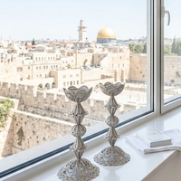 פמוטים כסף טהור דגם פרח מעוין | פמוטי שבת בעבודת פיליגרן מסורתית על אדן חלון ירושלמי