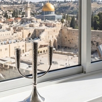 קנדלברה פטיש שלוש קנים בעבודת יד מכסף טהור 925 על אדן חלון ירושלמי