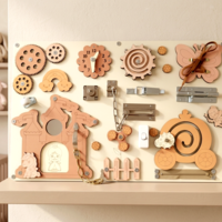 לוח פעילות ביזיבורד מעץ לילדים, דגם טירה קסומה בגווני קורל ופודרה, כולל מנעולים, גלגלי שיניים ומשחקי מוטוריקה עדינה.