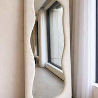 מראה גוף גלית במסגרת בוקלה לבן – דגם Wave 7800