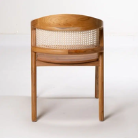 Sally Rattan כסא אוכל מעץ טיק