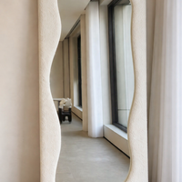 מראה גוף גלית במסגרת בוקלה לבן – דגם Wave 7800