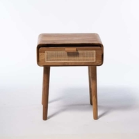 Miramar שידת צד מיטה מעץ מלא בשילוב ראטן