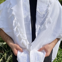 טלית צמר מהודרת עטרה ופינות צבע לבן 