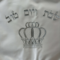 כיסוי חלה דמוי עור לבן כולל ניילון קשיח עם רקמה 