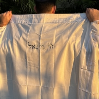 טלית חתנים מהודרת עם שם רקום בכתב תנכי מפואר