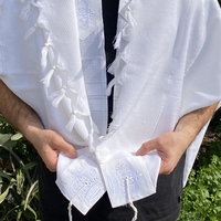 טלית צמר מהודרת עטרה ופינות צבע לבן 