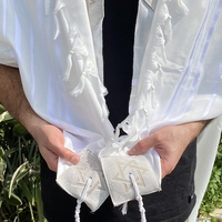 טלית מהודרת עם עטרה ופינות צבע בז' חיתוך לייזר 