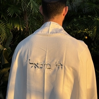 טלית חתנים מהודרת עם שם רקום בכתב תנכי מפואר