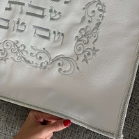 כיסוי חלה דמוי עור לבן כולל ניילון קשיח עם רקמה 