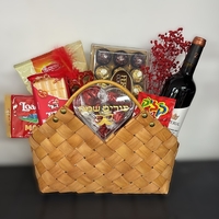 משלוח מנות מארז סלסלת יין וממתקים