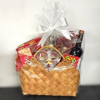 משלוח מנות מארז סלסלת יין וממתקים