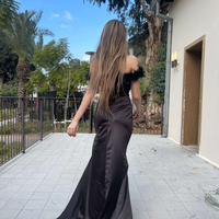 שמלת סטן עשירה בבד נוצות ושסע קדימי