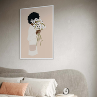 איור אישה מחזיקה זר פרחים בסגנון מינימליסטי בגוונים טבעיים