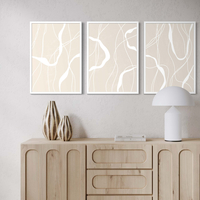 סט שלישיית תמונות אבסטרקטיות בגווני בז עם קווים אורגניים לעיצוב סלון