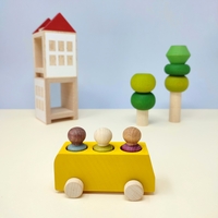 אוטובוס צהוב עם 3 נוסעים לובולונה