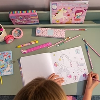 חוברת צביעה ריחנית עם מדבקות פיות קשת בענן!