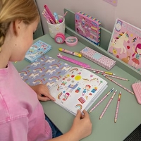 חוברת צביעה ריחנית עם מדבקות פיות קשת בענן!