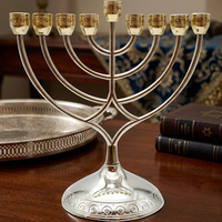UK49379 חנוכייה מתכת מהודרת עם קנים זהב 16X18 ס