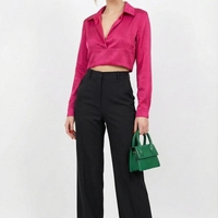 חולצת קרופ סאטן אלגנטית בוורוד פוקסיה – סטייל יוקרתי ונועז