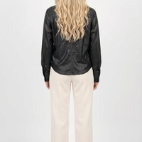 חולצה מכופתרת דמוי עור יוקרתית בצבע שחור עם שרוולים במראה מכווץ