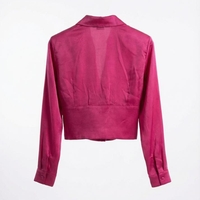 חולצת קרופ סאטן אלגנטית בוורוד פוקסיה – סטייל יוקרתי ונועז