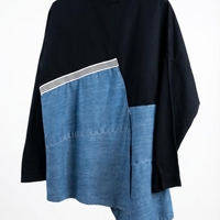 חולצת אוברסייז מעוצבת בשילוב בד שחור ודנים (ג'ינס) עם מכפלת א-סימטרית